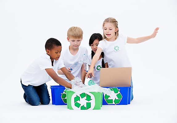 포토 JPG 스튜디오촬영 전신 서양인 여자 남자 어린이라이프 종이 어린이 흑인 실내 앉기 동양인 여러명 앞모습 친구 글로벌 자연보호 그린캠페인 재활용 분리수거 페트병 비닐 분리수거함 국내포토 외국인 라이프스타일 캠페인 뷰포인트 다수 관계 모션 자연 재질 사람 인종 내부 보호 친환경 수거함 병_담는 파일형식