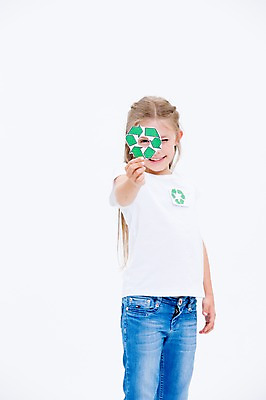 포토 JPG 스튜디오촬영 서양인 여자 화살표 어린이라이프 어린이 실내 윙크 한명 서기 들기 앞모습 자연보호 그린캠페인 재활용 국내포토 외국인 1 라이프스타일 캠페인 뷰포인트 모션 자연 표정 사람 내부 보호 친환경 파일형식