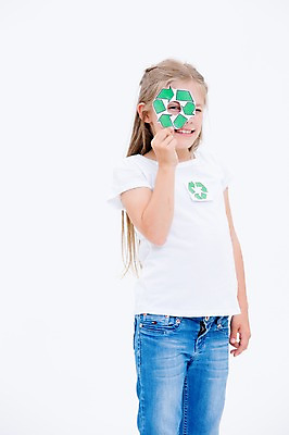 포토 JPG 스튜디오촬영 서양인 여자 화살표 어린이라이프 어린이 실내 한명 서기 웃음 들기 앞모습 자연보호 그린캠페인 재활용 국내포토 외국인 1 라이프스타일 캠페인 뷰포인트 모션 자연 표정 사람 내부 보호 친환경 파일형식