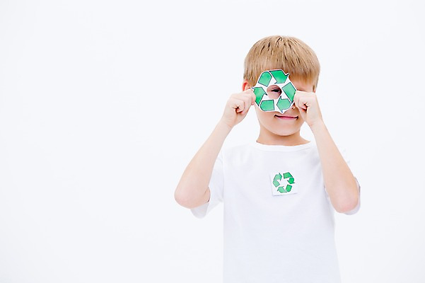 포토 JPG 스튜디오촬영 서양인 남자 화살표 어린이라이프 어린이 실내 한명 들기 상반신 앞모습 자연보호 그린캠페인 재활용 국내포토 외국인 1 라이프스타일 캠페인 뷰포인트 모션 자연 사람 내부 보호 친환경 파일형식