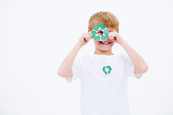 포토 JPG 스튜디오촬영 서양인 남자 화살표 어린이라이프 어린이 실내 한명 웃음 들기 상반신 앞모습 자연보호 그린캠페인 재활용 국내포토 외국인 1 라이프스타일 캠페인 뷰포인트 모션 자연 표정 사람 내부 보호 친환경 파일형식