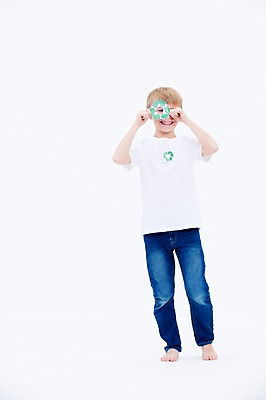 포토 JPG 스튜디오촬영 전신 서양인 남자 화살표 어린이라이프 어린이 실내 한명 서기 웃음 들기 앞모습 자연보호 그린캠페인 재활용 국내포토 외국인 1 라이프스타일 캠페인 뷰포인트 모션 자연 표정 사람 내부 보호 친환경 파일형식