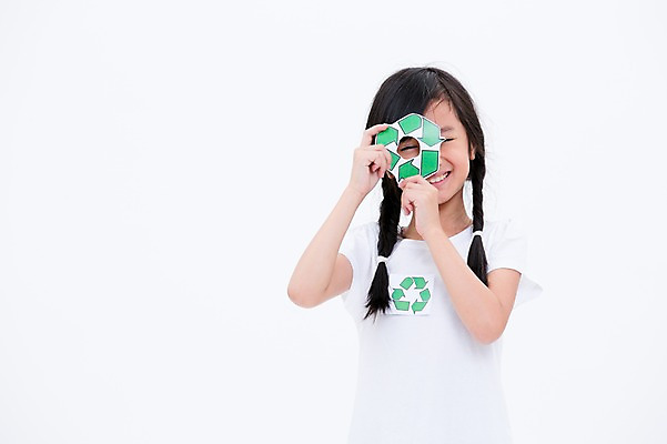 포토 JPG 스튜디오촬영 외국인 여자 화살표 어린이라이프 어린이 실내 한명 웃음 들기 동양인 상반신 앞모습 자연보호 그린캠페인 재활용 국내포토 1 라이프스타일 캠페인 뷰포인트 모션 자연 표정 사람 인종 내부 보호 친환경 파일형식