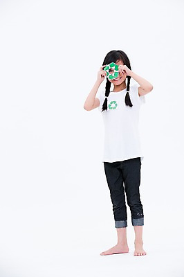 포토 JPG 스튜디오촬영 전신 외국인 여자 화살표 어린이라이프 어린이 실내 한명 서기 웃음 들기 동양인 앞모습 자연보호 그린캠페인 재활용 국내포토 1 라이프스타일 캠페인 뷰포인트 모션 자연 표정 사람 인종 내부 보호 친환경 파일형식