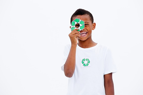 포토 JPG 스튜디오촬영 서양인 남자 화살표 어린이라이프 어린이 흑인 실내 한명 웃음 들기 상반신 앞모습 자연보호 그린캠페인 재활용 국내포토 외국인 1 라이프스타일 캠페인 뷰포인트 모션 자연 표정 사람 내부 보호 친환경 파일형식