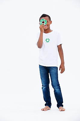 포토 JPG 스튜디오촬영 전신 서양인 남자 화살표 어린이라이프 어린이 흑인 실내 한명 서기 웃음 들기 앞모습 자연보호 그린캠페인 재활용 국내포토 외국인 1 라이프스타일 캠페인 뷰포인트 모션 자연 표정 사람 내부 보호 친환경 파일형식