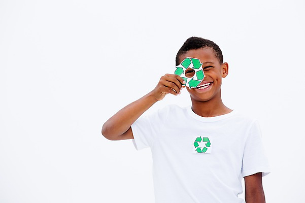 포토 JPG 스튜디오촬영 서양인 남자 화살표 어린이라이프 어린이 흑인 실내 한명 웃음 들기 상반신 앞모습 자연보호 그린캠페인 재활용 국내포토 외국인 1 라이프스타일 캠페인 뷰포인트 모션 자연 표정 사람 내부 보호 친환경 파일형식