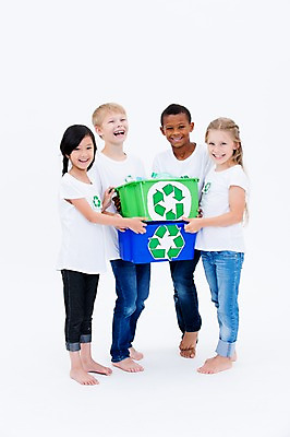 포토 JPG 스튜디오촬영 전신 서양인 여자 남자 어린이라이프 어린이 흑인 실내 서기 웃음 들기 동양인 여러명 앞모습 친구 글로벌 자연보호 그린캠페인 재활용 분리수거 분리수거함 국내포토 외국인 라이프스타일 캠페인 뷰포인트 다수 관계 모션 자연 표정 사람 인종 내부 보호 친환경 수거함 파일형식