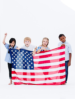 포토 JPG 스튜디오촬영 전신 서양인 여자 교육 남자 어린이라이프 어린이 흑인 실내 서기 들기 동양인 여러명 앞모습 친구 글로벌 미국 성조기 국기 국내포토 외국인 라이프스타일 뷰포인트 다수 북아메리카 관계 모션 사람 인종 내부 파일형식
