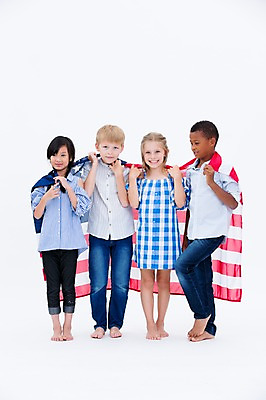 포토 JPG 스튜디오촬영 전신 서양인 여자 교육 남자 어린이라이프 어린이 흑인 실내 서기 웃음 들기 동양인 여러명 앞모습 친구 글로벌 미국 성조기 국기 망토 국내포토 외국인 라이프스타일 뷰포인트 다수 북아메리카 관계 모션 표정 사람 인종 내부 파일형식