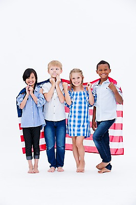 포토 JPG 스튜디오촬영 전신 서양인 여자 교육 남자 어린이라이프 어린이 흑인 실내 서기 웃음 들기 동양인 여러명 앞모습 친구 글로벌 미국 성조기 국기 망토 국내포토 외국인 라이프스타일 뷰포인트 다수 북아메리카 관계 모션 표정 사람 인종 내부 파일형식