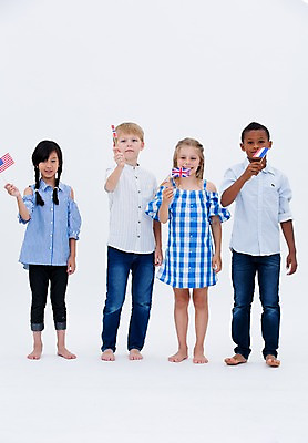 포토 JPG 스튜디오촬영 전신 서양인 여자 교육 남자 어린이라이프 어린이 흑인 영국 실내 노르웨이 서기 웃음 들기 동양인 여러명 앞모습 친구 글로벌 미국 프랑스 깃발 성조기 국기 노르웨이국기 프랑스국기 국내포토 외국인 라이프스타일 유럽 뷰포인트 다수 북아메리카 관계 모션 표정 사람 인종 내부 파일형식