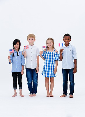 포토 JPG 스튜디오촬영 전신 서양인 여자 교육 남자 어린이라이프 어린이 흑인 영국 실내 노르웨이 서기 웃음 들기 동양인 여러명 앞모습 친구 글로벌 미국 프랑스 깃발 성조기 국기 노르웨이국기 프랑스국기 국내포토 외국인 라이프스타일 유럽 뷰포인트 다수 북아메리카 관계 모션 표정 사람 인종 내부 파일형식