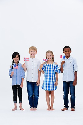 포토 JPG 스튜디오촬영 전신 서양인 여자 교육 남자 어린이라이프 어린이 흑인 영국 실내 노르웨이 서기 웃음 들기 동양인 여러명 앞모습 친구 글로벌 미국 프랑스 깃발 성조기 국기 노르웨이국기 프랑스국기 국내포토 외국인 라이프스타일 유럽 뷰포인트 다수 북아메리카 관계 모션 표정 사람 인종 내부 파일형식