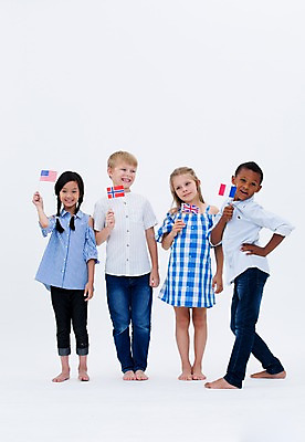 포토 JPG 스튜디오촬영 전신 서양인 여자 교육 남자 어린이라이프 어린이 흑인 영국 실내 노르웨이 서기 웃음 들기 동양인 여러명 앞모습 친구 글로벌 미국 프랑스 깃발 성조기 국기 노르웨이국기 프랑스국기 국내포토 외국인 라이프스타일 유럽 뷰포인트 다수 북아메리카 관계 모션 표정 사람 인종 내부 파일형식