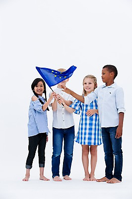 포토 JPG 스튜디오촬영 전신 서양인 여자 교육 남자 어린이라이프 어린이 흑인 협력 실내 서기 웃음 들기 동양인 여러명 앞모습 친구 글로벌 깃발 유럽연합 국내포토 외국인 라이프스타일 뷰포인트 다수 관계 모션 표정 사람 인종 내부 파일형식