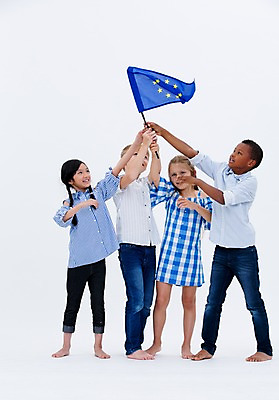 포토 JPG 스튜디오촬영 전신 서양인 여자 교육 남자 어린이라이프 어린이 흑인 협력 실내 서기 웃음 들기 동양인 여러명 앞모습 친구 글로벌 깃발 유럽연합 국내포토 외국인 라이프스타일 뷰포인트 다수 관계 모션 표정 사람 인종 내부 파일형식