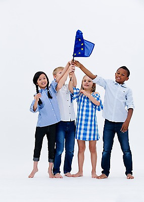 포토 JPG 스튜디오촬영 전신 서양인 여자 교육 남자 어린이라이프 어린이 흑인 협력 실내 서기 웃음 들기 동양인 여러명 앞모습 친구 글로벌 깃발 유럽연합 국내포토 외국인 라이프스타일 뷰포인트 다수 관계 모션 표정 사람 인종 내부 파일형식