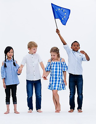 포토 JPG 스튜디오촬영 전신 서양인 여자 교육 남자 어린이라이프 어린이 흑인 협력 실내 서기 들기 동양인 여러명 앞모습 친구 글로벌 손잡기 깃발 유럽연합 국내포토 외국인 라이프스타일 뷰포인트 다수 관계 모션 사람 인종 내부 파일형식