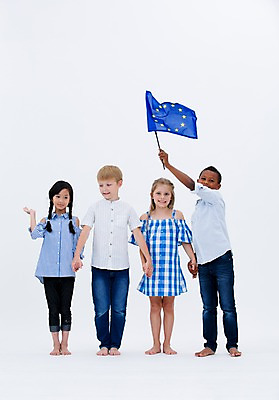 포토 JPG 스튜디오촬영 전신 서양인 여자 교육 남자 어린이라이프 어린이 흑인 협력 실내 서기 웃음 들기 동양인 여러명 앞모습 친구 글로벌 손잡기 깃발 유럽연합 국내포토 외국인 라이프스타일 뷰포인트 다수 관계 모션 표정 사람 인종 내부 파일형식