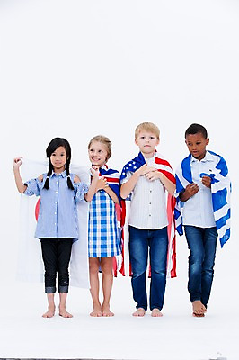 포토 JPG 스튜디오촬영 전신 서양인 여자 교육 남자 어린이라이프 어린이 흑인 영국 실내 서기 웃음 들기 동양인 여러명 앞모습 친구 글로벌 일본 미국 성조기 국기 망토 그리스 일장기 그리스국기 국내포토 외국인 라이프스타일 유럽 아시아 뷰포인트 다수 북아메리카 관계 모션 표정 사람 인종 내부 파일형식