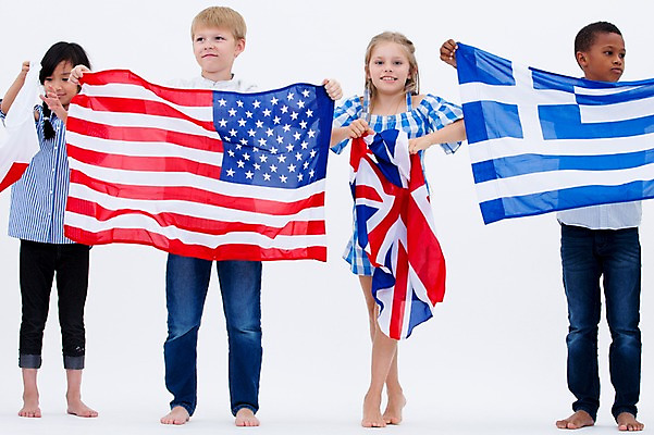 포토 JPG 스튜디오촬영 전신 서양인 여자 교육 남자 어린이라이프 어린이 흑인 영국 실내 서기 웃음 들기 동양인 여러명 앞모습 친구 글로벌 일본 미국 성조기 국기 그리스 일장기 그리스국기 국내포토 외국인 라이프스타일 유럽 아시아 뷰포인트 다수 북아메리카 관계 모션 표정 사람 인종 내부 파일형식