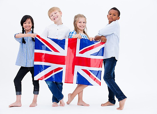 포토 JPG 스튜디오촬영 전신 서양인 여자 교육 남자 어린이라이프 어린이 흑인 영국 실내 서기 웃음 들기 동양인 여러명 앞모습 친구 글로벌 국기 국내포토 외국인 라이프스타일 유럽 뷰포인트 다수 관계 모션 표정 사람 인종 내부 파일형식