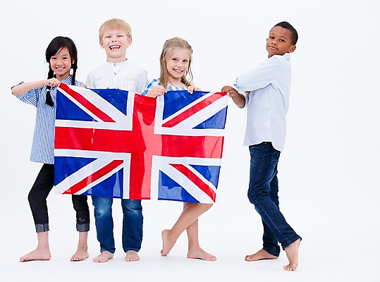 포토 JPG 스튜디오촬영 전신 서양인 여자 교육 남자 어린이라이프 어린이 흑인 영국 실내 서기 웃음 들기 동양인 여러명 앞모습 친구 글로벌 국기 국내포토 외국인 라이프스타일 유럽 뷰포인트 다수 관계 모션 표정 사람 인종 내부 파일형식