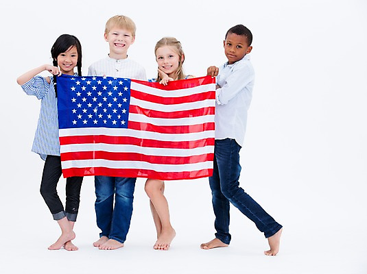 포토 JPG 스튜디오촬영 전신 서양인 여자 교육 남자 어린이라이프 어린이 흑인 실내 서기 웃음 들기 동양인 여러명 앞모습 친구 글로벌 미국 성조기 국기 국내포토 외국인 라이프스타일 뷰포인트 다수 북아메리카 관계 모션 표정 사람 인종 내부 파일형식