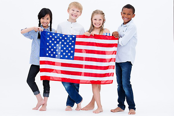 포토 JPG 스튜디오촬영 전신 서양인 여자 교육 남자 어린이라이프 어린이 흑인 실내 서기 웃음 들기 동양인 여러명 앞모습 친구 글로벌 미국 성조기 국기 국내포토 외국인 라이프스타일 뷰포인트 다수 북아메리카 관계 모션 표정 사람 인종 내부 파일형식