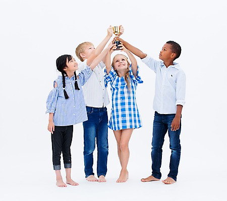 포토 JPG 스튜디오촬영 전신 서양인 여자 교육 남자 어린이라이프 어린이 흑인 협력 실내 서기 웃음 들기 동양인 여러명 앞모습 친구 글로벌 우승 트로피 국내포토 외국인 라이프스타일 뷰포인트 다수 관계 모션 표정 사람 인종 내부 최고 상_우승 파일형식
