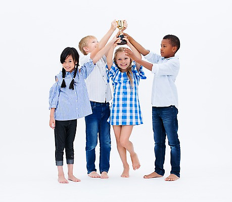 포토 JPG 스튜디오촬영 전신 서양인 여자 교육 남자 어린이라이프 어린이 흑인 협력 실내 서기 웃음 들기 동양인 여러명 앞모습 친구 글로벌 우승 트로피 국내포토 외국인 라이프스타일 뷰포인트 다수 관계 모션 표정 사람 인종 내부 최고 상_우승 파일형식