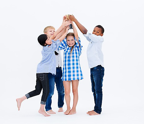 포토 JPG 스튜디오촬영 전신 서양인 여자 교육 남자 어린이라이프 어린이 흑인 협력 실내 서기 웃음 들기 동양인 여러명 앞모습 친구 글로벌 우승 트로피 국내포토 외국인 라이프스타일 뷰포인트 다수 관계 모션 표정 사람 인종 내부 최고 상_우승 파일형식