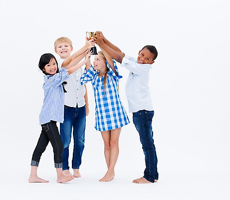 포토 JPG 스튜디오촬영 전신 서양인 여자 교육 남자 어린이라이프 어린이 흑인 협력 실내 서기 웃음 들기 동양인 여러명 앞모습 친구 글로벌 우승 트로피 국내포토 외국인 라이프스타일 뷰포인트 다수 관계 모션 표정 사람 인종 내부 최고 상_우승 파일형식