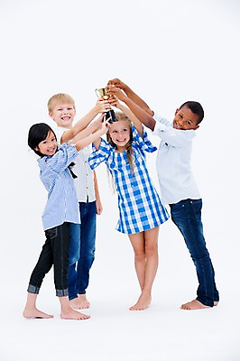 포토 JPG 스튜디오촬영 전신 서양인 여자 교육 남자 어린이라이프 어린이 흑인 협력 실내 서기 웃음 들기 동양인 여러명 앞모습 친구 글로벌 우승 트로피 국내포토 외국인 라이프스타일 뷰포인트 다수 관계 모션 표정 사람 인종 내부 최고 상_우승 파일형식