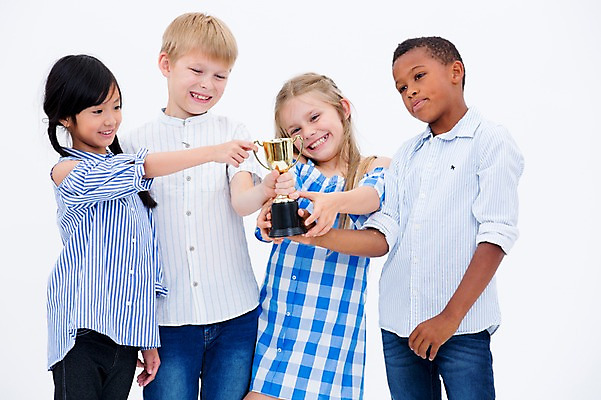 포토 JPG 스튜디오촬영 서양인 여자 교육 남자 어린이라이프 어린이 흑인 협력 실내 서기 웃음 들기 동양인 여러명 상반신 앞모습 친구 글로벌 우승 트로피 국내포토 외국인 라이프스타일 뷰포인트 다수 관계 모션 표정 사람 인종 내부 최고 상_우승 파일형식