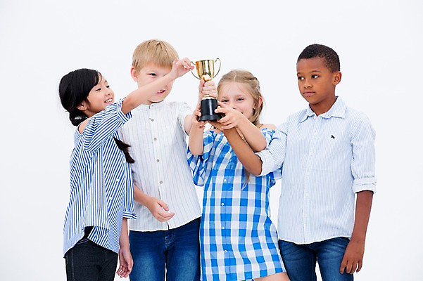 포토 JPG 스튜디오촬영 서양인 여자 교육 남자 어린이라이프 어린이 흑인 협력 실내 서기 웃음 들기 동양인 여러명 상반신 앞모습 친구 글로벌 우승 트로피 국내포토 외국인 라이프스타일 뷰포인트 다수 관계 모션 표정 사람 인종 내부 최고 상_우승 파일형식