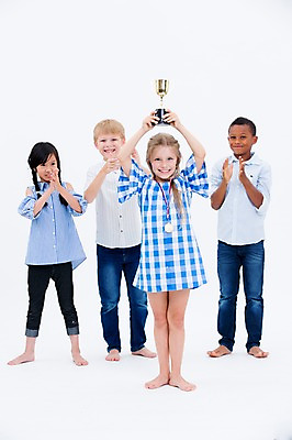 포토 JPG 스튜디오촬영 전신 서양인 여자 교육 남자 어린이라이프 어린이 흑인 실내 서기 웃음 들기 동양인 여러명 앞모습 친구 글로벌 축하 우승 박수 트로피 국내포토 외국인 라이프스타일 뷰포인트 다수 컨셉 관계 모션 표정 사람 인종 손짓 내부 최고 상_우승 파일형식