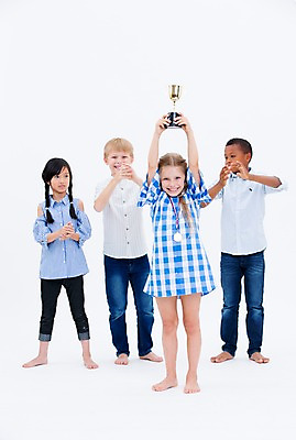 포토 JPG 스튜디오촬영 전신 서양인 여자 교육 남자 어린이라이프 어린이 흑인 실내 서기 웃음 들기 동양인 여러명 앞모습 친구 글로벌 축하 우승 박수 트로피 국내포토 외국인 라이프스타일 뷰포인트 다수 컨셉 관계 모션 표정 사람 인종 손짓 내부 최고 상_우승 파일형식