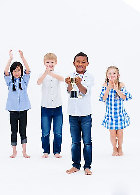 포토 JPG 스튜디오촬영 전신 서양인 여자 교육 남자 어린이라이프 어린이 흑인 실내 서기 웃음 들기 동양인 여러명 앞모습 친구 글로벌 축하 우승 박수 트로피 국내포토 외국인 라이프스타일 뷰포인트 다수 컨셉 관계 모션 표정 사람 인종 손짓 내부 최고 상_우승 파일형식