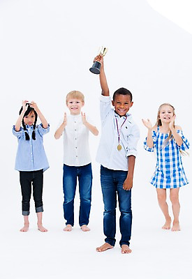 포토 JPG 스튜디오촬영 전신 서양인 여자 교육 남자 어린이라이프 어린이 흑인 실내 서기 웃음 들기 동양인 여러명 앞모습 친구 글로벌 축하 우승 박수 트로피 국내포토 외국인 라이프스타일 뷰포인트 다수 컨셉 관계 모션 표정 사람 인종 손짓 내부 최고 상_우승 파일형식