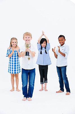 포토 JPG 스튜디오촬영 전신 서양인 여자 교육 남자 어린이라이프 어린이 흑인 실내 서기 웃음 들기 동양인 여러명 앞모습 친구 글로벌 축하 우승 박수 트로피 국내포토 외국인 라이프스타일 뷰포인트 다수 컨셉 관계 모션 표정 사람 인종 손짓 내부 최고 상_우승 파일형식