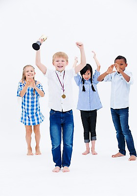 포토 JPG 스튜디오촬영 전신 서양인 여자 교육 남자 어린이라이프 어린이 흑인 실내 서기 웃음 들기 동양인 여러명 앞모습 친구 글로벌 축하 우승 박수 트로피 국내포토 외국인 라이프스타일 뷰포인트 다수 컨셉 관계 모션 표정 사람 인종 손짓 내부 최고 상_우승 파일형식