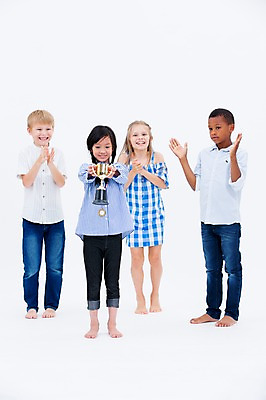 포토 JPG 스튜디오촬영 전신 서양인 여자 교육 남자 어린이라이프 어린이 흑인 실내 서기 웃음 들기 동양인 여러명 앞모습 친구 글로벌 축하 우승 박수 트로피 국내포토 외국인 라이프스타일 뷰포인트 다수 컨셉 관계 모션 표정 사람 인종 손짓 내부 최고 상_우승 파일형식