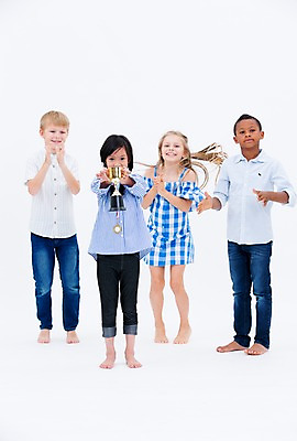 포토 JPG 스튜디오촬영 전신 서양인 여자 교육 남자 어린이라이프 어린이 흑인 실내 서기 웃음 들기 동양인 여러명 앞모습 친구 글로벌 축하 우승 박수 트로피 국내포토 외국인 라이프스타일 뷰포인트 다수 컨셉 관계 모션 표정 사람 인종 손짓 내부 최고 상_우승 파일형식