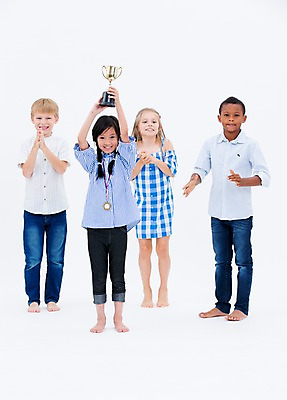 포토 JPG 스튜디오촬영 전신 서양인 여자 교육 남자 어린이라이프 어린이 흑인 실내 서기 웃음 들기 동양인 여러명 앞모습 친구 글로벌 축하 우승 박수 트로피 국내포토 외국인 라이프스타일 뷰포인트 다수 컨셉 관계 모션 표정 사람 인종 손짓 내부 최고 상_우승 파일형식