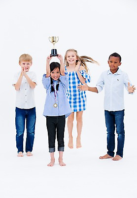 포토 JPG 스튜디오촬영 전신 서양인 여자 교육 남자 어린이라이프 어린이 흑인 실내 서기 웃음 들기 동양인 여러명 앞모습 친구 글로벌 축하 우승 박수 트로피 국내포토 외국인 라이프스타일 뷰포인트 다수 컨셉 관계 모션 표정 사람 인종 손짓 내부 최고 상_우승 파일형식