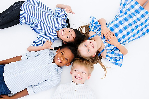 포토 JPG 스튜디오촬영 서양인 여자 남자 어린이라이프 어린이 흑인 실내 웃음 동양인 여러명 상반신 친구 하이앵글 글로벌 눕기 최고 국내포토 외국인 라이프스타일 뷰포인트 다수 관계 모션 표정 사람 인종 내부 파일형식