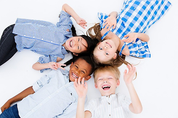 포토 JPG 스튜디오촬영 서양인 여자 남자 어린이라이프 어린이 흑인 실내 웃음 동양인 여러명 상반신 친구 하이앵글 글로벌 눕기 손인사 국내포토 외국인 라이프스타일 뷰포인트 다수 관계 모션 표정 사람 인종 내부 인사 파일형식