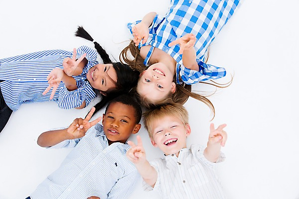 포토 JPG 스튜디오촬영 서양인 여자 남자 어린이라이프 어린이 흑인 실내 웃음 동양인 여러명 상반신 친구 하이앵글 글로벌 눕기 브이 국내포토 외국인 라이프스타일 뷰포인트 다수 관계 모션 표정 사람 인종 손짓 내부 파일형식